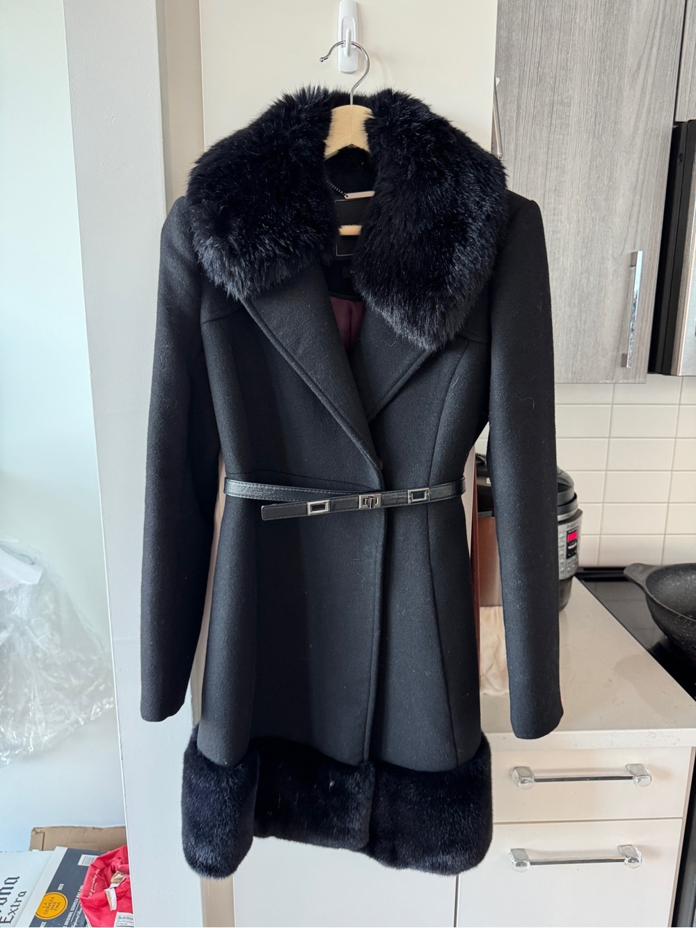 Black luxury Wool-Blend Coat with Faux Fur Trim